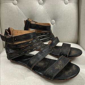 Bedstu distressed black ankle sandals
Lightly worn - great condition